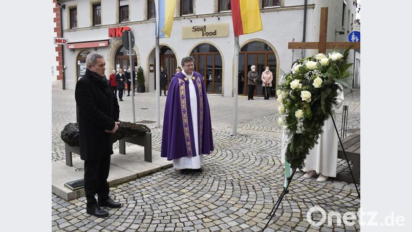 Bürgermeister Joachim Neuß und Pater Marek Flasinski bei der Kranzniederlegung vor dem Auerbacher Rathaus. Bild: sck