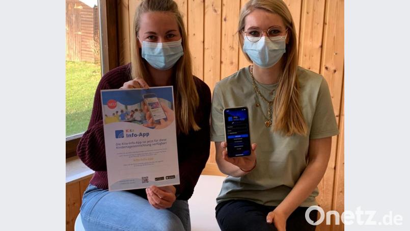 Kindergartenleiterin Svenja Rasch (rechts) und ihre Mitarbeiterin Theresa Hirschmann (links) präsentieren die neue App. Bild: lei