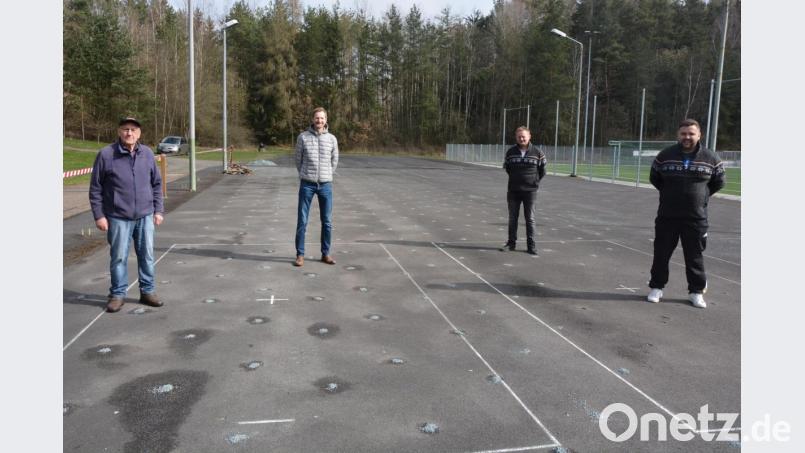 Ein rund 30 000 Euro teures Projekt zur Modernisierung der vier Stockbahnen hat die Sparte Eisstock des SV Steinmühle gestartet. Heinz Schnurrer, SV-Vorsitzender Stephan Andörfer, Initiator Andreas Reichl und Philipp Weiß (von links) stellten die Details vor. Bild: jr