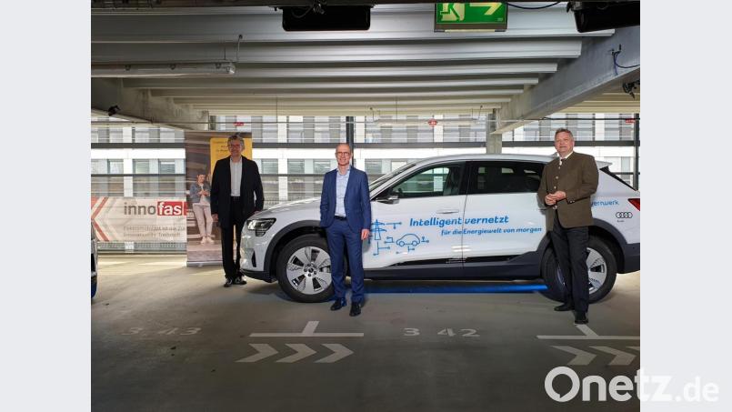 Roman Straßer (Audi, von links), Egon Westphal (Bayernwerk) und Staatssekretär Roland Weigert gaben den Startschuss für den E-Mobilitäts-Testlauf. Bild: gib