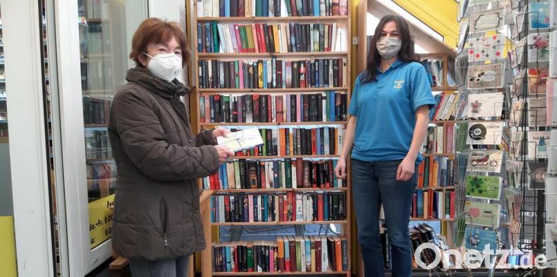Vor dem Bücherregal in der Tankstelle Bücherstadl-Leiterin Selma Markhof (links) mit Tankstellen-Geschäftsführerin Sigrid Söllner (rechts). Bild: gis