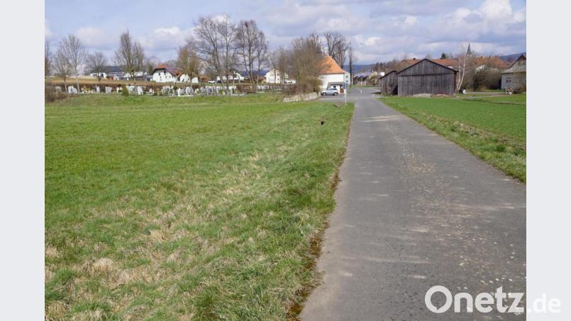 Auf der grünen Wiese, links von der Straße, ist einer der beiden Parkplätze für den Friedhof vorgesehen. Nach der neuen Planung für das Gewerbegebiet Schirnitzbach erhält er eine Trafostation für Elektrofahrzeuge. Bild: bkr