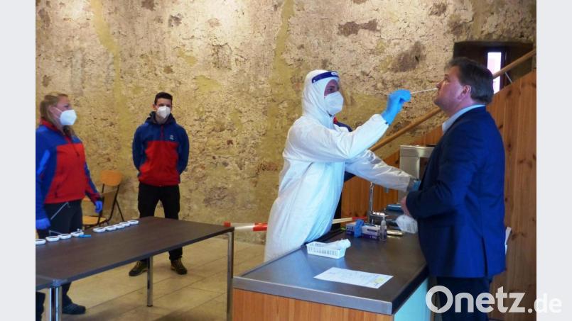 Bürgermeister Stefan Braun (rechts) geht mit gutem Beispiel voran und lässt sich in der Corona-Teststation im Kastler Steinstadel als erster von Christoph Schöppl (im Schutzanzug) den Abstrich nehmen. Bild: jp