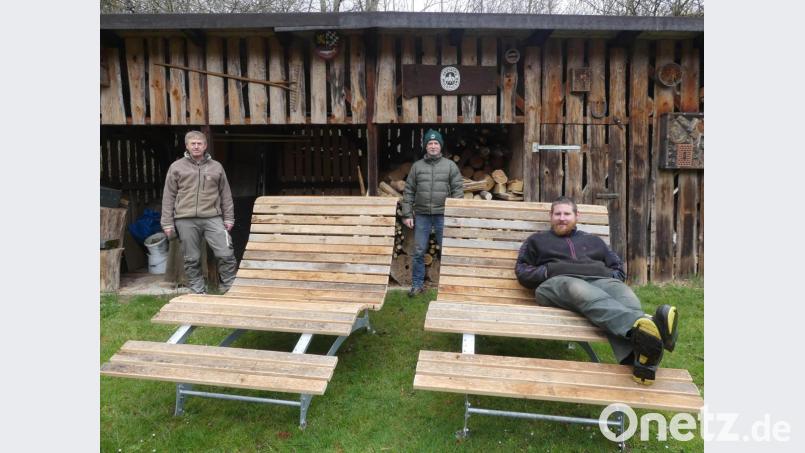 : Nach dem Probeliegen versetzen Hermann Schmid, Walter Seltmann und Stefan Grünwald ( von links) die Sonnenliegen vom Gruppenheim an den Walderlebnispfad. Bild: rn