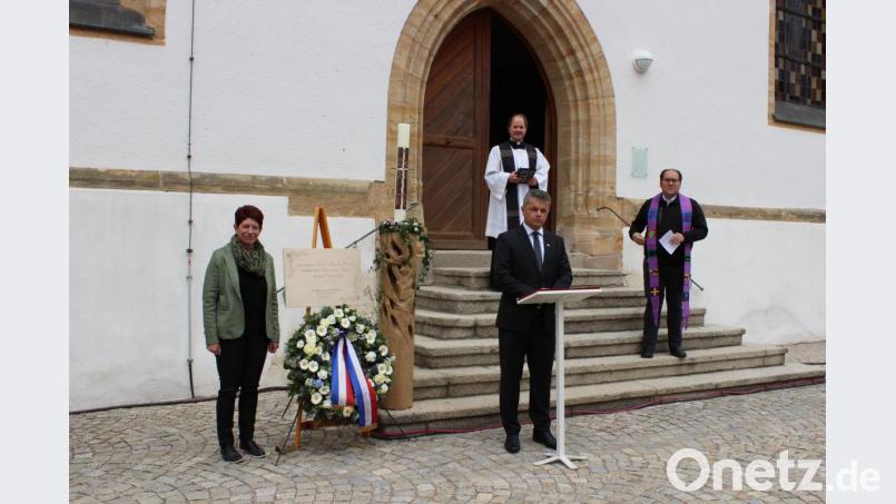 Die Bürgermeister Margit Reichl und Martin Birner (vorne) und die beiden Geistlichen Stefan Wagner und Gerhard Beck (hinten, von links) bei der Gedenkfeier vor der Neunburger Stadtpfarrkirche. Bild: pko