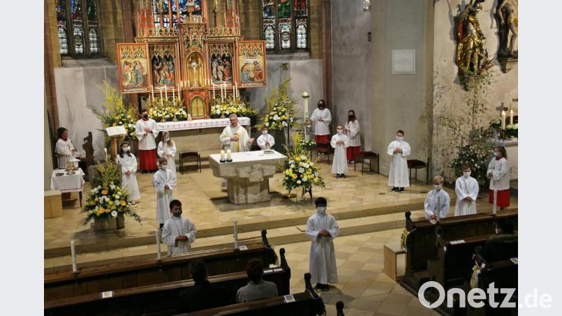 Bei den zwei Festgottesdiensten durften sich die Kinder jeweils um den Altar in der reichgeschmückten Pfarrkirche versammeln, um gemeinsam ihre erste Heilige Kommunion zu feiern. Bild: bph