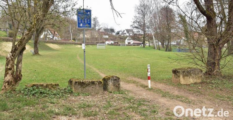 Von hier könnte sich schon bald der Blick auf ein neues Beachvolleyballfeld im alten Stadtbad-Gelände öffnen. Bild: Andreas Royer