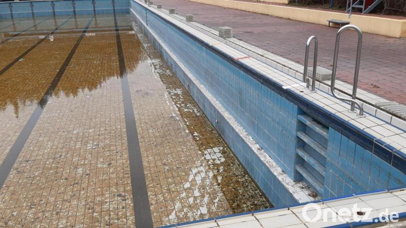 Der Dreck muss weg. Das Freibadteam ist aktuell dabei das Wasser aus den Becken auszulassen. Bild: Lowak