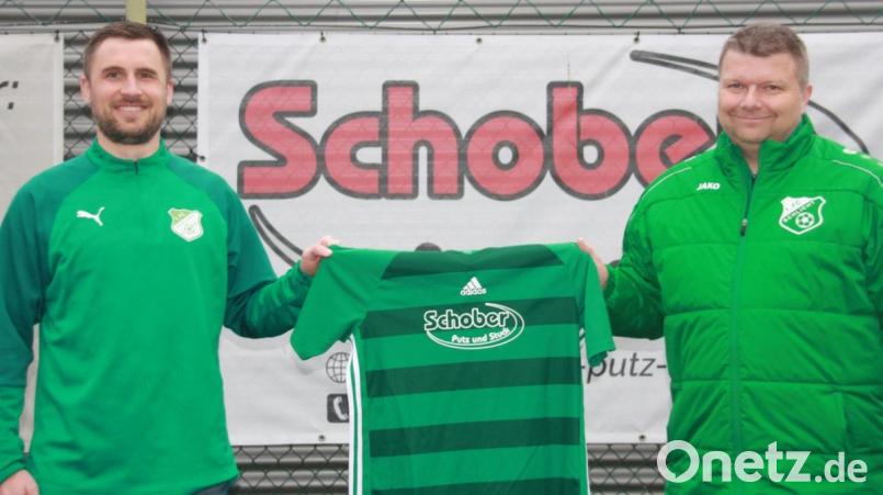 Christoph Hegenbart (links), hier mit dem Sportlichen Leiter Stephan Braun, übernimmt mit Beginn der Saison 2021/22 das Traineramt beim 1. FC Schlicht. Bild: Karin Braun/exb