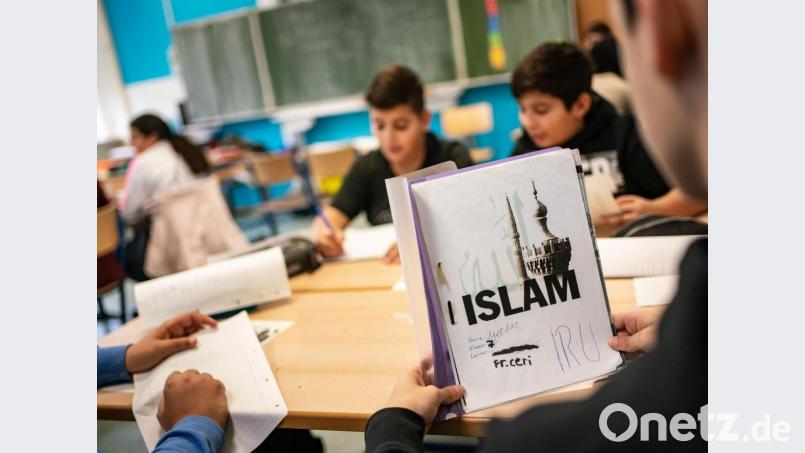 Ein Schüler öffnet seinen seinen selbst gestalteten Ordner beim Islamunterricht in einer siebten Klasse. Symbolbild: Frank Rumpenhorst