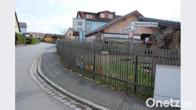 Einige Abschnitte des Gehweges in der Mautstraße in Oberbibrach sind sanierungsbedürftig. In der jüngsten Sitzung beschloss der Gemeinderat deshalb eine Kompletterneuerung in Pflasterausführung. Bild: do