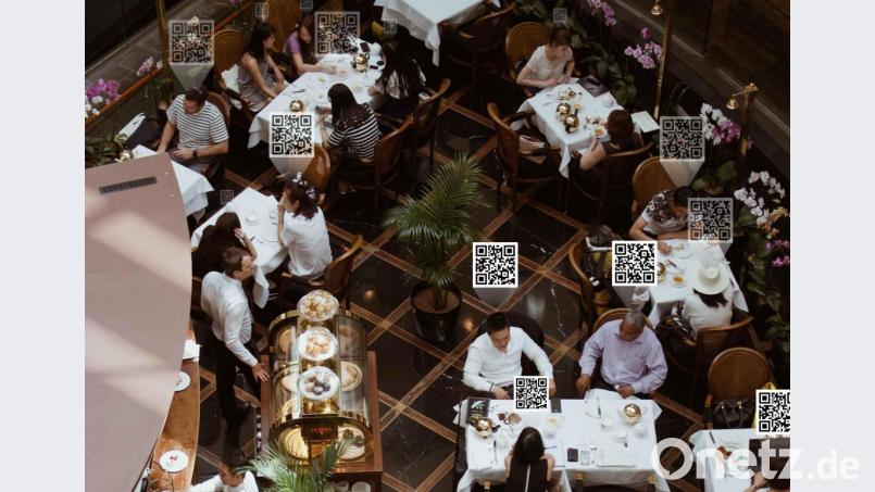 Alexander Dreher aus Amberg will die Zettelwirtschaft bei Restaurantbesuchen in Coronazeiten beenden. Die Besucher sollen sich digital registrieren und bekommen dann einen QR-Code zugeteilt, der am Empfang gescannt wird. Symbolbild: Alexander Dreher/Unsplash/exb