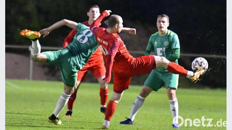In einem Flutlichtspiel am 25. September 2020 besiegte die DJK Ammerthal (links Marius Dimmelmeier, rechts Julius Hammer) den ASV Cham (am Ball Friedrich Lieder) mit 1:0 und qualifizierte sich für die zweite Runde im Toto-Pokal auf Verbandsebene. Gegner dort wäre Süd-Bayernligist FC Pipinsried gewesen. Doch dieses Spiel findet ebenso nicht statt wie die Partie SpVgg Ansbach gegen die DJK Gebenbach. Archivbild: Hubert Ziegler