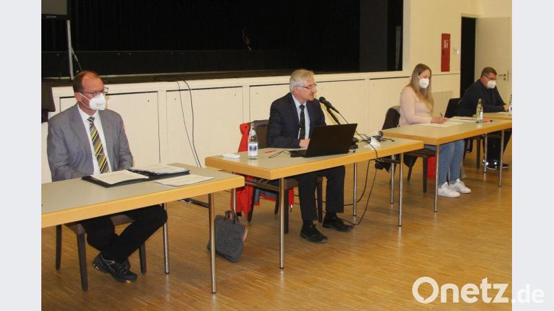 Die April-Sitzung des Erbendorfer Stadtrates leitete Bürgermeister Johannes Reger (Zweiter von links). Höhepunkt der Debatte im Saal der Stadthalle war die Vorstellung der Zahlen für den laufenden Haushalt. Bild: wro