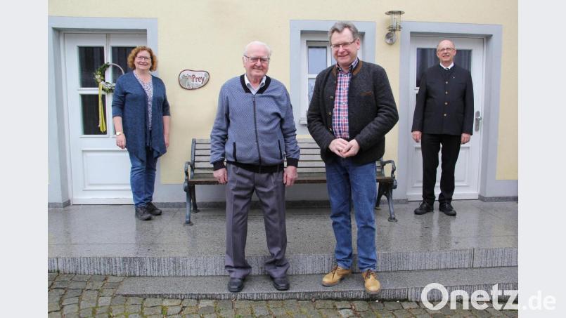 Zufrieden mit seinem Lebenswerk, geistig fit und körperlich weitestgehend mobil, so zeigte sich Martin Prey (Zweiter von links) an seinem 90. Geburtstag. Neben ihm Sohn Martin (Bürgermeister), dahinter stellvertretende Bürgermeisterin Rita Salomon und Pfarrer Herbert Rösl. Bild: Josef Böhm