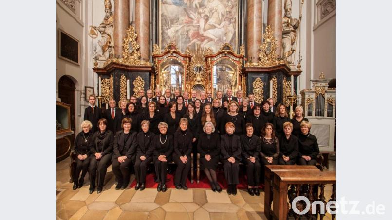 In derart großer Besetzung zeigte sich der Basilikachor Waldsassen zum letzten Mal Anfang 2020. Seither gibt es nur noch Auftritte mit bis zu zehn Mitgliedern bei den Gottesdiensten in der Basilika. Archivbild: Ferdinand Sperber