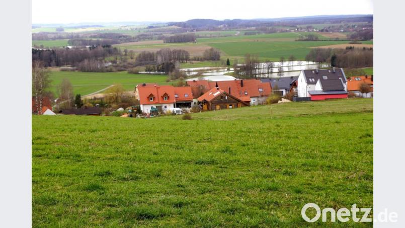 In böser Erinnerung ist noch der verheerende Wolkenbruch vom Juli 2018. Vom Westhang des Armesbergs flutete das Regenwasser aus dem Wald über die Wiesen ins Wohngebiet. Keller und Garagen standen unter Wasser. Lockeres Erdreich wurde mitgerissen. Bild: bkr