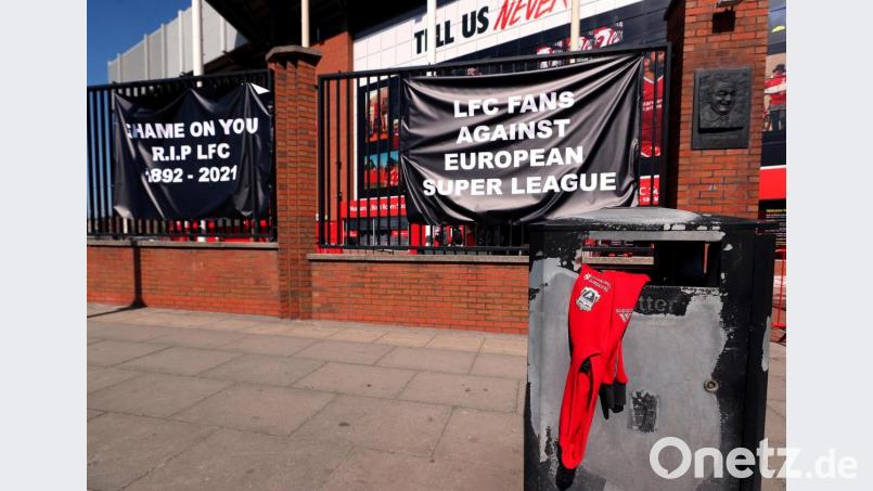 Widerstand gegen die Super-League: Eine Gruppe von Liverpool-Anhängern kündigte am Montag an, alle ihre Flaggen aus dem Stadion in der Anfield Road abzuziehen. Auf dem Twitter-Account des Fan-Clubs Spion Kop 1906 waren Protestplakate zu sehen, die an den Zaun des Stadions in Liverpool angebracht worden waren. „Schande über euch“ und „Ruhe in Frieden LFC (Liverpool FC) 1892 - 2021“ war darauf zu lesen. Ein Liverpool-Trikot wurde in einen Mülleimer geworfen. Bild: Peter Byrne