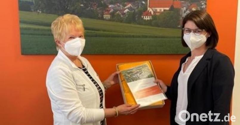 Elisabeth Hartung (links) hat eine Reise gewonnen. Gabriele Lindner gratuliert. Bild: bey