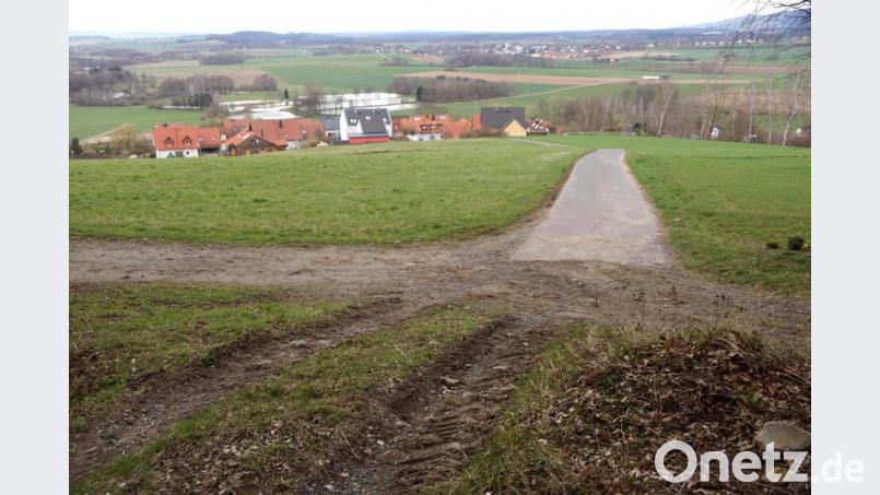 In böser Erinnerung ist noch der verheerende Wolkenbruch vom Juli 2018. Vom Westhang des Armesbergs flutete das Regenwasser aus dem Wald über die Wiesen ins Wohngebiet. Keller und Garagen standen unter Wasser. Lockeres Erdreich wurde mitgerissen. Bild: bkr
