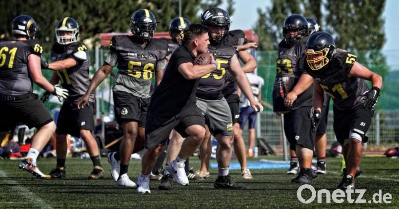 Philipp Ponader (vorne) bei einer Trainingseinheit mit den Mad Bulldogs. Der 28-Jährige war im vergangenen Jahr ein paar Mal zu Gast in Amberg, in der neuen Saison gehört er fest zum Trainerteam des Bayernligisten. Bild: Dieter Jäschke