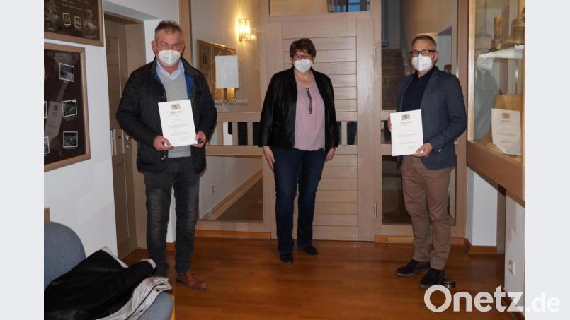 Bürgermeisterin Anita Forster überreichte die von Staatsminister Joachim Herrmann unterzeichnete kommunale Dankurkunde an die Ratsmitglieder Erhard Fischer (links) und Richard Brunner. Bild: wel