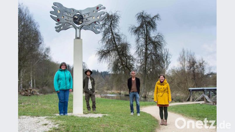 Vier Gesichter, die hinter dem Projekt „Gesichter für den Klimaschutz“ stehen (von links): Isabel Lautenschlager (Geschäftsführerin Naturpark Hirschwald), Jonas Nelhiebel (Ranger Naturpark Hirschwald), Joachim Scheid (Klimaschutzkoordinator Landkreis Amberg-Sulzbach) und Corinna Loewert (Klimaschutzmanagerin Stadt Amberg. Bild: Katharina Abt, Naturpark Hirschwald/exb