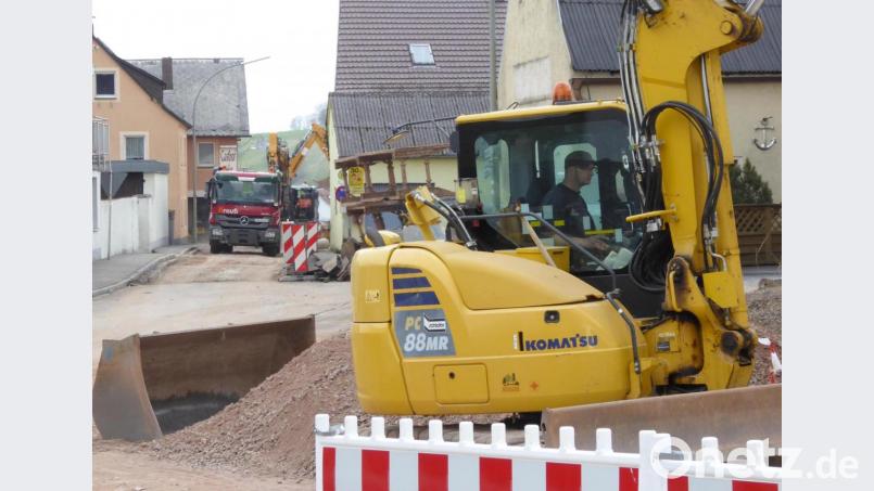 Straßenbauarbeiten in der Weidener und Artesgrüner Straße schreiten planmäßig voran. Im August soll alles fertig sein. Bild: fsb