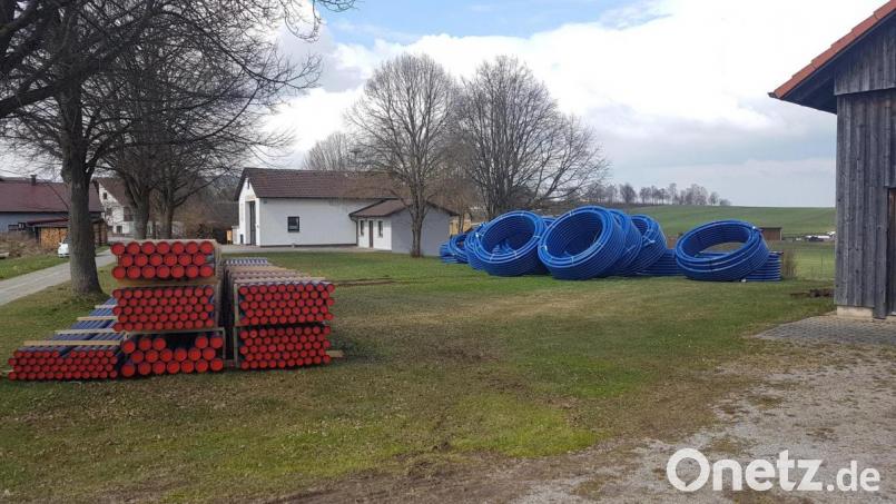Mit dem Bau des Wassergroßprojekts wurde noch nicht begonnen. Die Rohre dafür liegen beim Feuerwehrhaus in Tröbes schon seit einiger Zeit bereit. Bild: gi