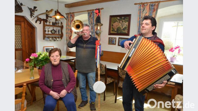 Ihr Sohn Hans (rechts) und Schwiegersohn Josef (Mitte) spielten Mathilde Meckl zum 90. Geburtstag bereits am frühen Morgen mit dem Lied „Jeder Tag bringt neue Hoffnung“ ein zünftiges Ständchen auf. Bild: dob