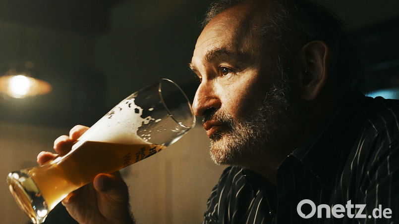 Sigi Zimmerschied nimmt einen Schluck aus seinem Glas. In "Weißbier im Blut" spielt er Kommissar Kreuzeder, der es lieber etwas ruhiger angeht. Bild: Tobis