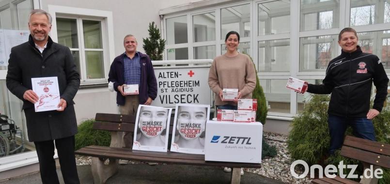 Mit 250 FFP2-Masken erfreuen die Clubfreunde Vilseck das BRK-Seniorenheim Vilseck (von links): Kassier und Zweiter Bürgermeister Thorsten Grädler, Ex-Heimleiter Richard Weigert, Einrichtungs- und Pflegedienstleiterin Tanja Schallmaier und Schriftführer Jürgen Kellner. Bild: rha