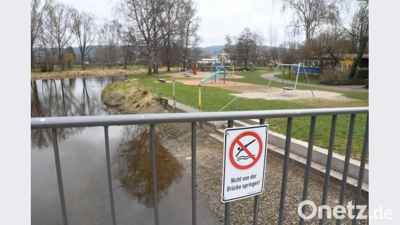 Womöglich sitzen Schwimmer im Stadtbad bald auf dem Trockenen: Die Stadt erwägt, den Altarm der Waldnaab nicht mehr anzustauen, um so Kosten und möglichen Regressansprüchen zu entgehen. Bild: Gabi Schönberger