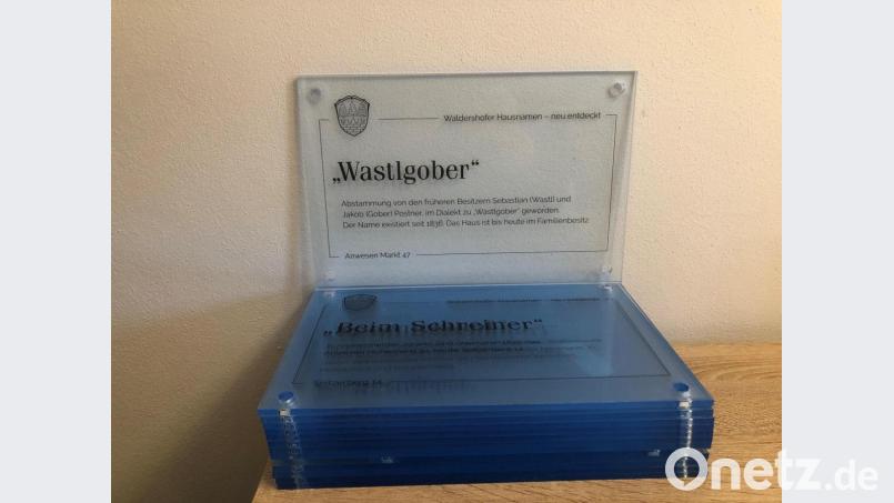 Das Schild mit dem Verweis auf den Hausnamen Wastlgober ist zukünftig im Markt 47 bei Gabi und Helmut Rubenbauer zu sehen. Bild: fpoz