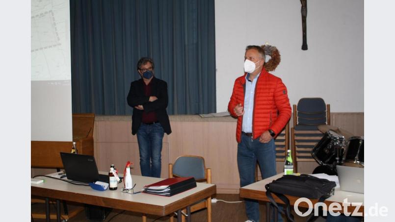 Auch Mehrfamilienhäuser sollen auf einigen Grundstücken an der Nordseite der östlichen Schulstraße erlaubt werden. Eine von Ingenieur Michael Wagner (rechts, mit Bürgermeister Bernhard Stangl) erläuterte Änderung des Bebauungsplanes billigt der Stadtrat grundsätzlich. Das letzte Wort fällt aber erst nach Abschluss des Anhörungs- und Genehmigungsverfahrens. Bild: bjp