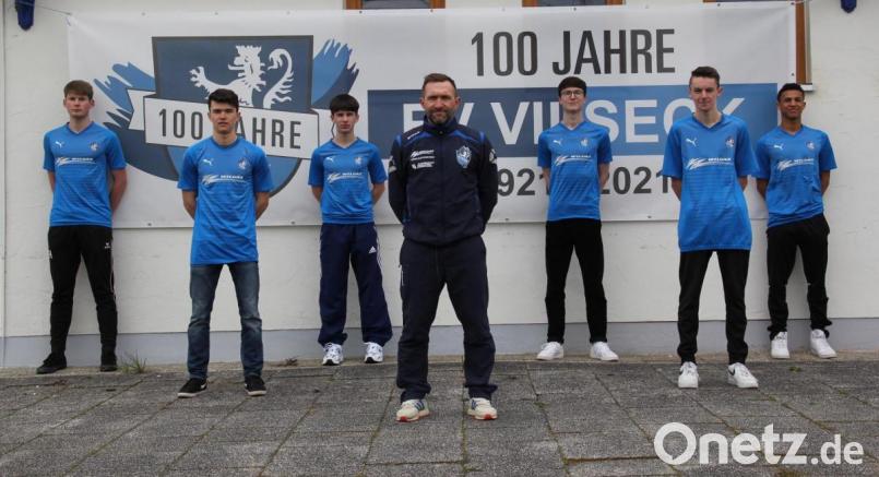 Trainer Daniel Liermann (Mitte) mit seinen aus der A-Jugend in die Herrenmannschaft wechselnden (von links) Tobias Huisjen, Julian Bauer, Max Schönberger, Jonas Pirner, Nico Trettenbach und Joel Keanu Schöneich. Bild: mc