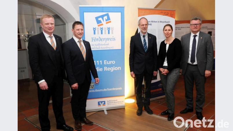 Zum Kreis der Förderpreis-Jury gehören ähnlich wie im Premieren-Jahr 2018 (von links) die Raiffeisen-Vorstände Martin Sachsenhauser und Erich Übler, Klaus Emmerich, Geschäftsführende Verlegerin von Oberpfalz-Medien Viola Vogelsang-Reichl sowie Erster Bürgermeister Michael Göth. Archivbild: ige