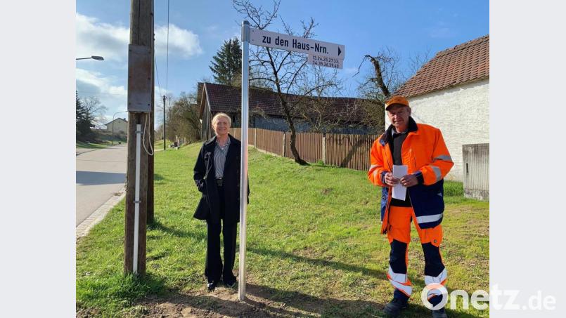 Zweite Bürgermeisterin Gabi Wittleben und Bauhofleiter Peter Pleier werfen einen Blick auf die neuen Schilder im Ortsteil Sonnenried. Bild: Tobias Reitmeier/exb