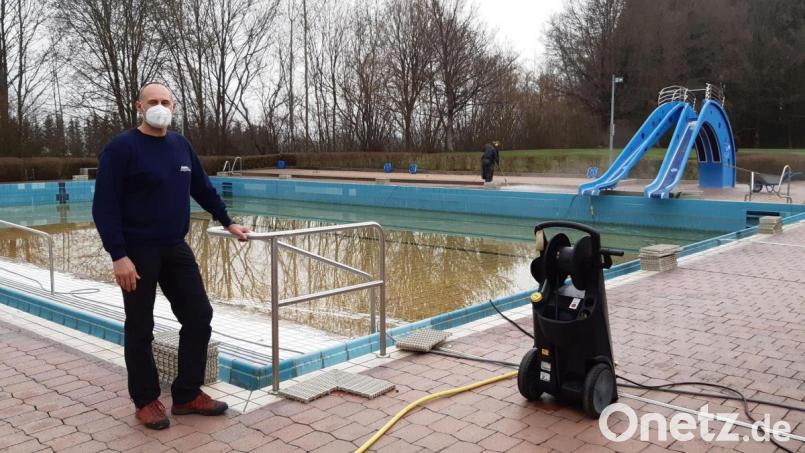 Bademeister Horst Lindner und sein Team bereiten sich auf die Badesaison 2021 vor. Bild: Lowak