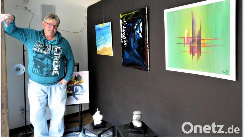 Künstler und Musiker Werner Müller hat viele künstlerische und technische Talente, die er immer wieder in unterschiedlichen Abständen ausprobiert und auch für sein Engagement im Kunsthaus gern einsetzt. Fürs Schaufenster sind in seinem Atelier in den vergangenen Wochen einige interessante neue Werke entstanden. Bild: ubb