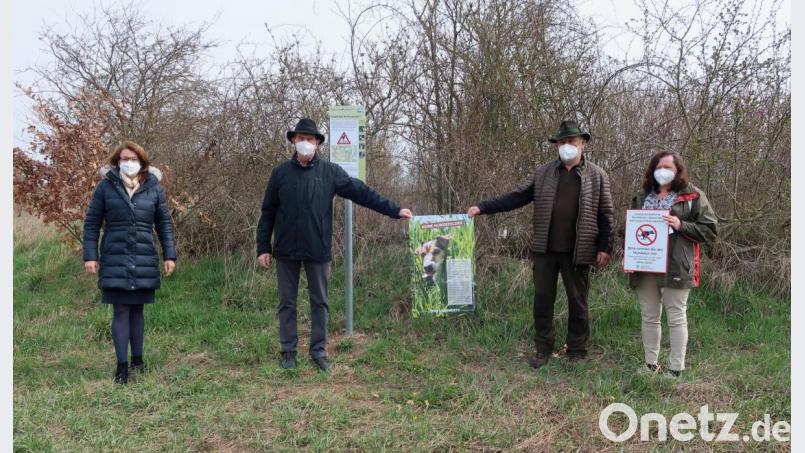 Zweite Bürgermeisterin Martina Englhardt-Kopf, BBV-Kreisobmann Josef Irlbacher und Landwirt Johann Plank mit Ehefrau Silvia (von links) appellieren an die Hundebesitzer, die Hinterlassenschaften ihrer Vierbeiner fachgerecht zu entsorgen. Bild: rhi