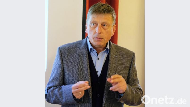 Landschaftsarchitekt Dietmar Narr moderierte die PV-Flächen-Diskussion und kündigte eine Studie zu möglichen Vorzugsgebieten für Sonnenkraftwerke an. Bild: do
