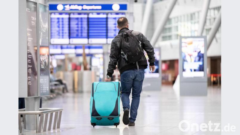 Bei der Einreise könnte es für Vollständig geimpfte Personen Änderungen geben. Das Gesundheitsministerium in München prüft, ob es die entsprechende Verordnung nach einer RKI-Empfehlung anpassen muss. Symbolbild: Marcel Kusch/dpa