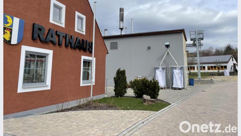 Rathaus und Kindergarten (rechts hinten) liegen in Eschenfelden nur 100 Meter voneinander entfernt. Zwischendrin steht das Gebäude der Nahwärme, das beide versorgt. Bild: lei