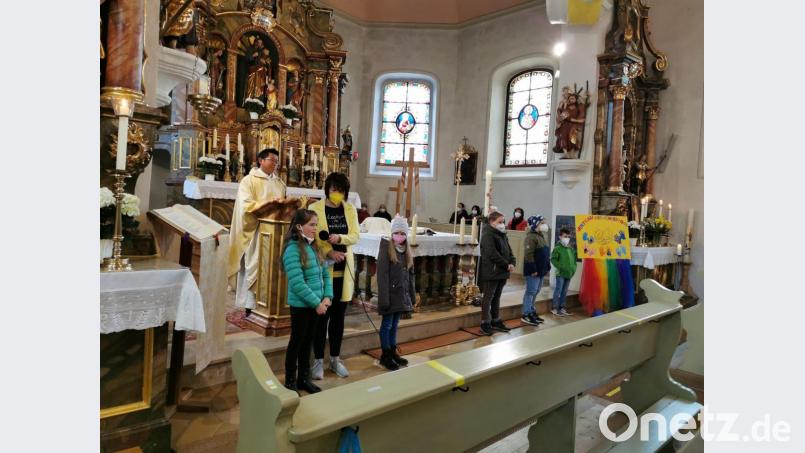 Fünf Kinder der Thurndorfer Pfarrei stellen sich unter Anleitung von Marion Eschenweck den Gottesdienstbesuchern vor. Bild: hzi