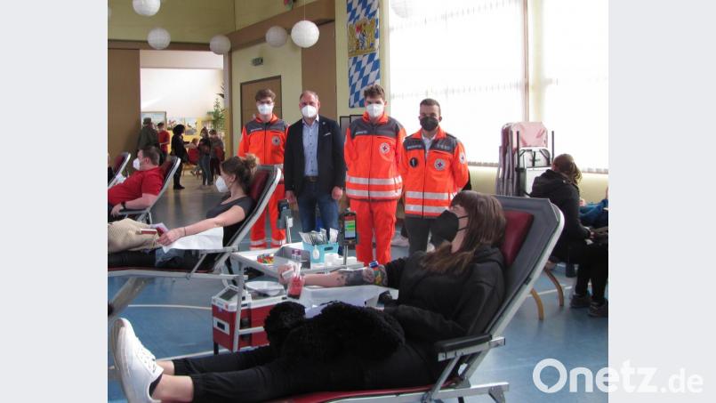 Bürgermeister Richard Kammerer (Zweiter von links) war erfreut vom Erfolg des Blutspendetermins in der Mehrzweckhalle, die Helfer vor Ort Haidenaabtal gingen mit gutem Beispiel voran und ließen sich auch den kostbaren Lebenssaft abzapfen. Bild: sei