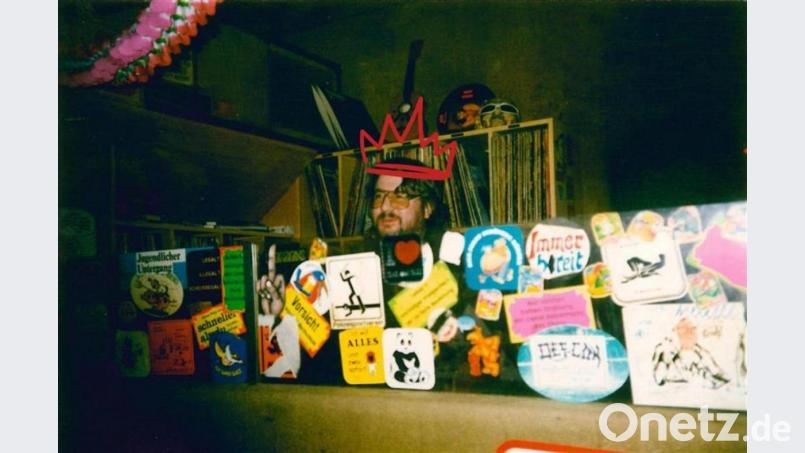 Charly Schlömmer an seinem Lieblingsplatz im Burgblick: Fast 15 Jahre lang stand der musikverrückte Österreicher an sechs Tagen in der Woche selbst am DJ-Pult. (Bearbeitung: Christian Gold) Bild: Privatarchiv Charly Schlömmer
