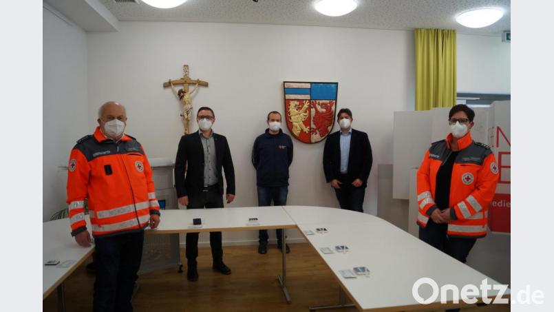 Immer freitags wird in Schirmitz kostenlos getestet: Zur Vorbereitung der Corona-Teststation trafen sich im Schirmitzer Bürgersaal die ehrenamtlichen Helfer des BRK (von rechts) Kerstin Melischko, Sandro Galitzdörfer, Sebastian Seibert, Bürgermeister Ernst Lenk und Gerd Kincl. Bild: du