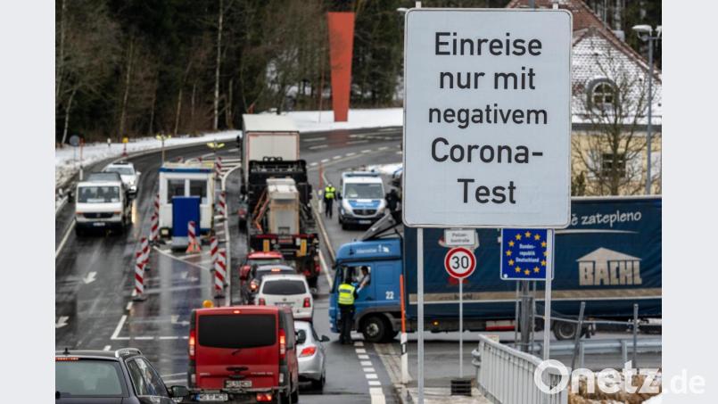 Ein Schild mit der Aufschrift „&quot;Einreise nur mit negativem Corona-Test“&quot; an der deutsch-tschechischen Grenze. Bild: Armin Weigel/dpa