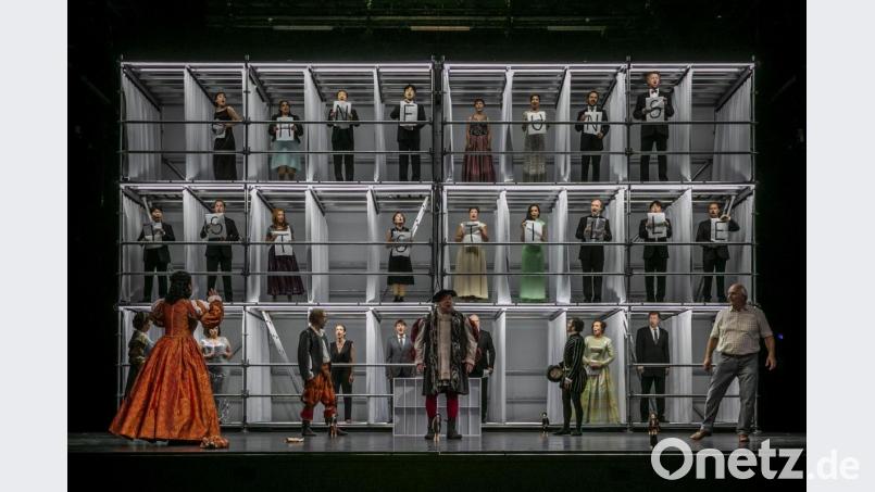 Abstand und Trennwände prägen Verena Stoibers Inszenierung von Verdis Oper &quot;Otello&quot;, die in der kommenden Spielzeit am Theater Regensburg wieder aufgenommen werden soll. Bild: Jochen Quast/rim